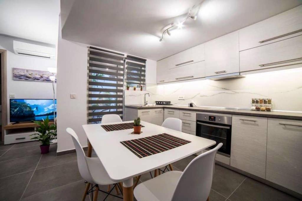 Brand New Aprt With Backyard In Lycabettus Hill ! Leilighet Athen Eksteriør bilde